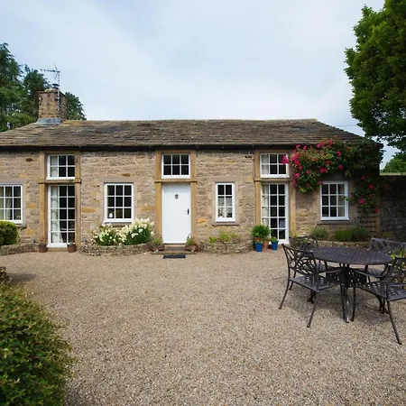 Mill Race At Broughton Sanctuary 斯基普顿