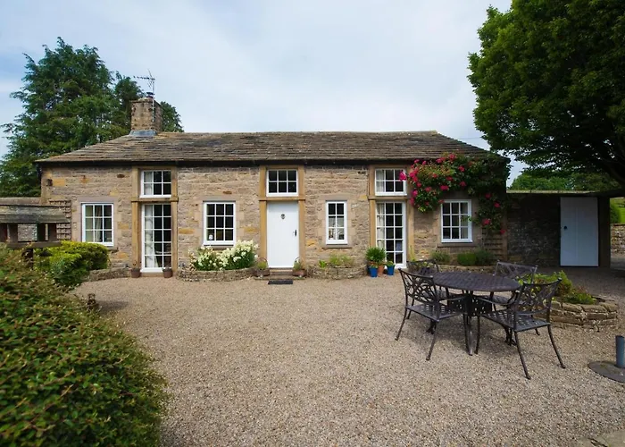 Mill Race At Broughton Sanctuary 斯基普顿